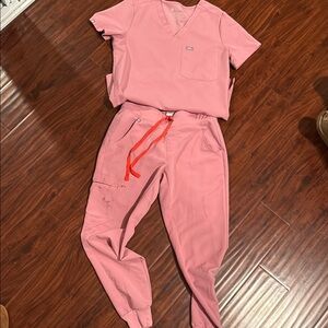 FIGS scrub set with PO #1783 (Chalk Pink)
Top XS, Bottom XS/P